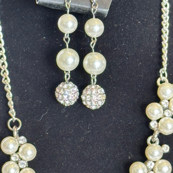 White pearl Necklace - Picture 3 of 3